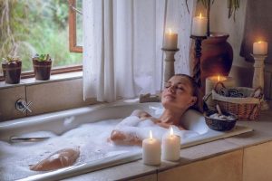 Tận hưởng không gian thư giãn với nến thơm hương tự nhiên